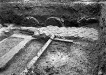 845538 Afbeelding van de bij een opgraving gevonden oude funderingen op de plaats waar het Verzetsmonument (Domplein) ...